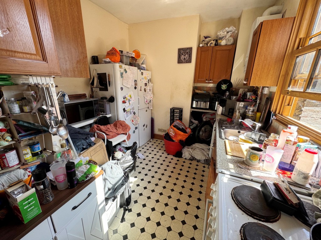 Lot: 36 - FREEHOLD COMMERCIAL AND RESIDENTIAL INVESTMENT - Maisonette - kitchen